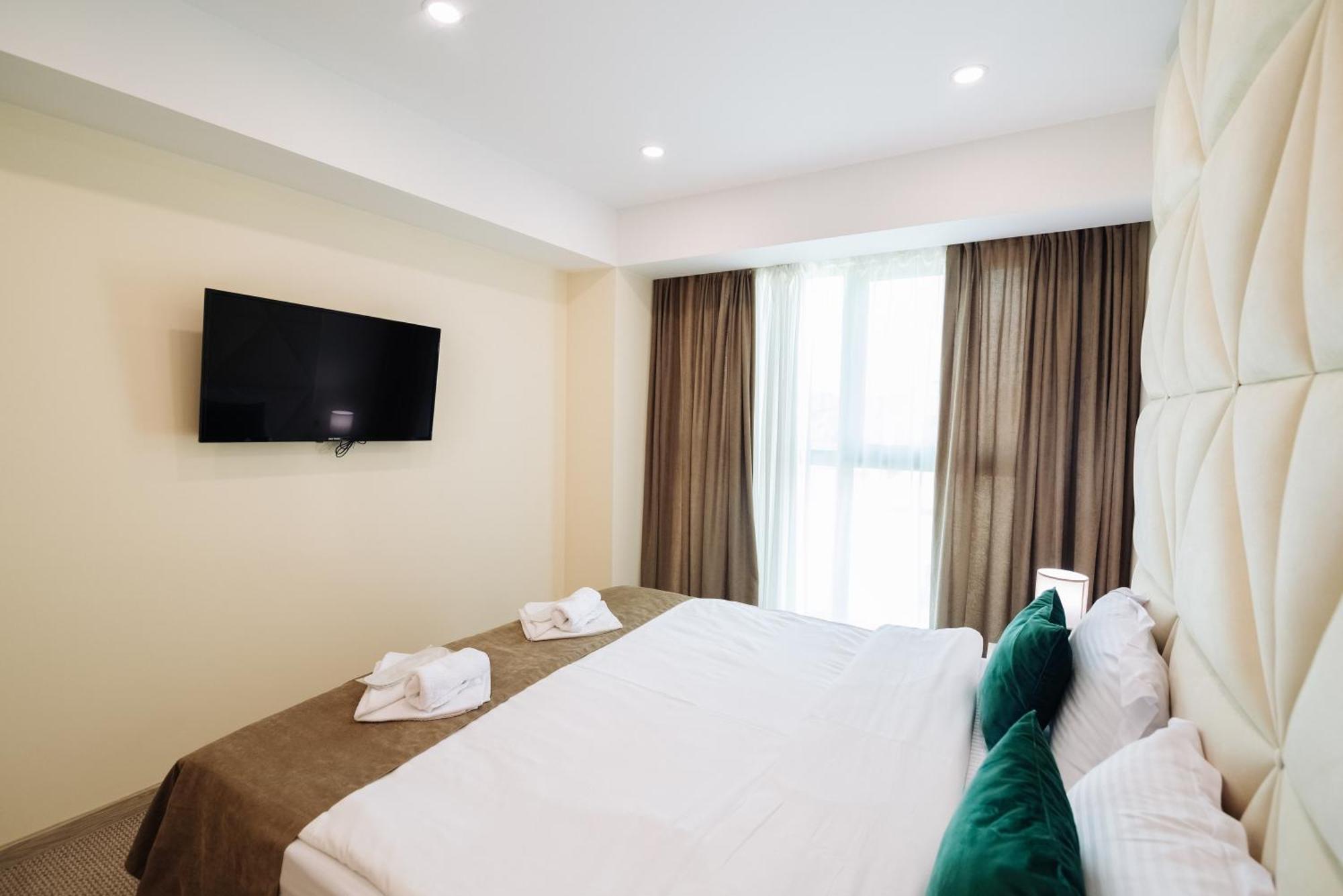 Royal Plaza Hotel Тбилиси Стая снимка