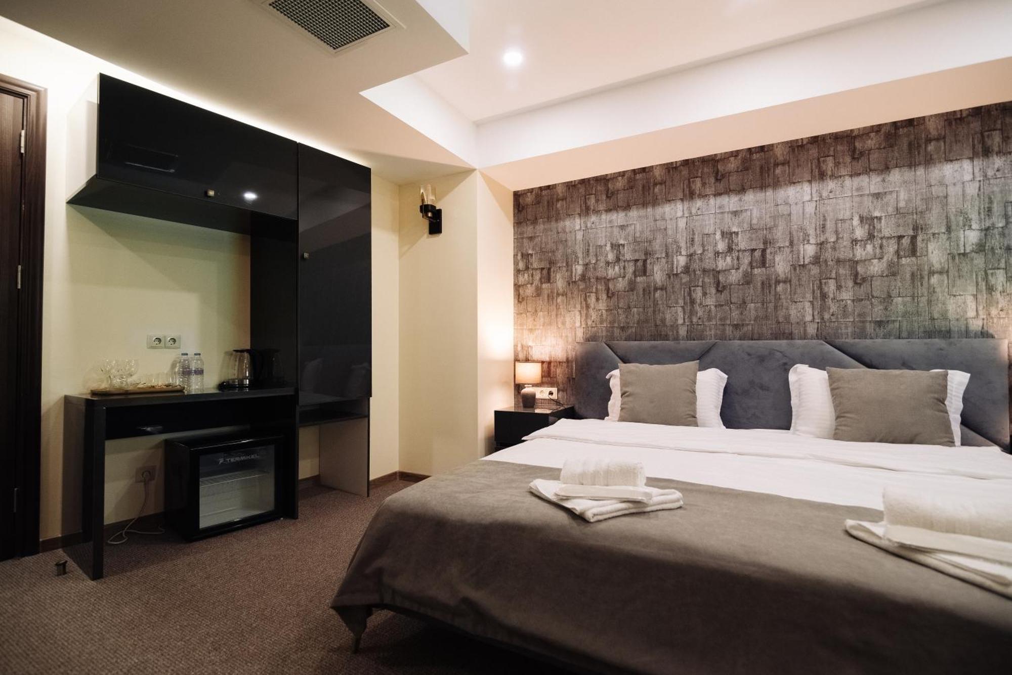 Royal Plaza Hotel Тбилиси Стая снимка